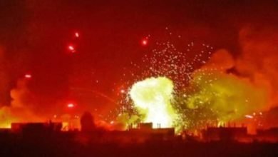 صورة طيران مجهول يشن غارات على مواقع للميليشيات الإيرانية بدير الزور