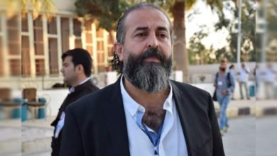 صورة الزميل رئيس الحزب يتحدث والدكتورة سميرة المبيض عضو اللجنة الدستورية عن العلاقة العضوية بين النظام و اليمين المتطرف الاوربي و الدولي