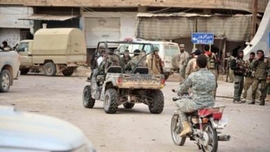 صورة اجتماع سري لقادة الثوري الإيراني والحشد العراقي في دير الزور.