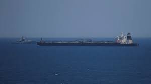 صورة مصادرة ناقلة نفط بمياه الخليج بحجة أنها تحمل وقوداً مهرباً من طرف البحرية الإيرانية