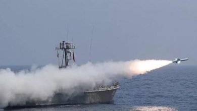 صورة إيران تطلق مناورات حربية على ساحل خليج عمان قبل أسابيع من محادثات النووي