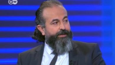 صورة حوار مع رئيس الحزب “فراس قصاص” على فضائية روناهي حول غاية النظام التركي من تشديد العزلة على القائد أوجلان .