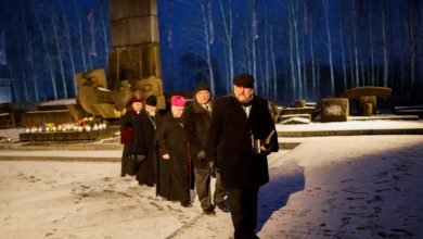 صورة حاخام وإمام يقفان صفًا واحدًا لإحياء ذكرى ضحايا محرقة اليهود