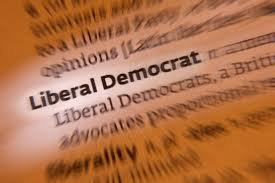 صورة الديمقراطية والليبرالية: هل هما منسجمان حقًّا؟