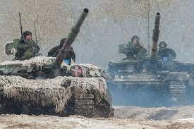 صورة قوات برية روسية تدخل أوكرانيا.. ومركبات عسكرية تدخل من القرم