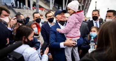 صورة بايدن يصف بوتين بـ”الجزار” أثناء لقائه لاجئين أوكرانيين.