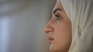 صورة تحديات تواجه المرأة السورية في سوق عمل بالغربة.