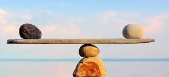 صورة الديمقراطية مبدأ للتوازن بين الافراط والوسطية.