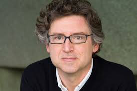 صورة الفيلسوف الفرنسي ميشال أونفري: حداثة ما بعد الإنسانية أكثر خطورة من أسلمة أوروبا(١).