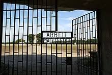 صورة معسكر الاعتقال بوصفه ناموس الفضاء السياسي(١).