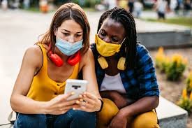 صورة دور المرأة المؤثرة على مواقع التواصل في تغيير الصورة النمطية للمرأة(١).