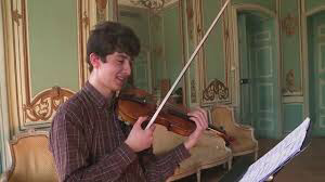 صورة شاهد شاباً سورياً يشكر بلدة فرنسية بالموسيقى.. ما القصة؟