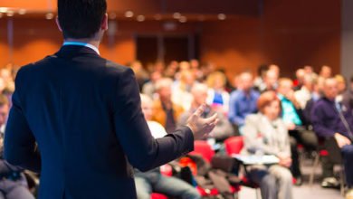 صورة زمن التحدي الشعبوي للديمقراطية.