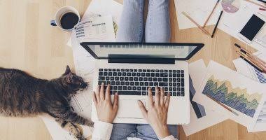 صورة العمل من المنزل للنساء.. ما هي الفوائد؟