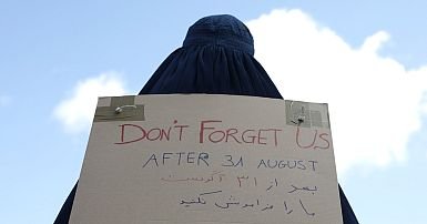 صورة المرأة الأفغانية محرومة من التعليم والحقوق والتنزّه و… هل نسيهنّ العالم؟