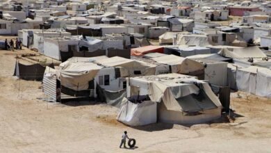 صورة بين “ذل” البقاء و”رحلات الموت” والعودة لحكم الأسد.. “خيارات” اللاجئين السوريين في لبنان