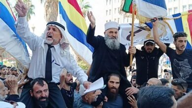 صورة تبعات استخدام القوة ضد محتجي السويداء..إطلاق رصاص وهجوم بالسكاكين.