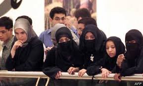 صورة تعليم النساء ثروة مهدورة في المجتمعات العربية.