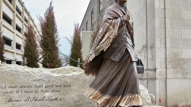 صورة تكريم أول إمرأة من الأميركيين الأصليين حصلت على شهادة الطب.