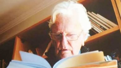 صورة دينيس جونسون يكتب ذكرياته في رحاب الأدب العربي