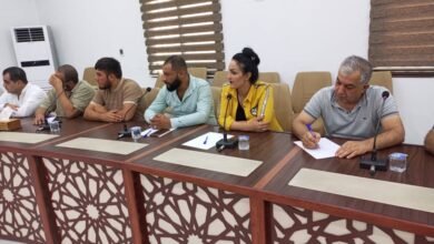 صورة مشاركة ممثلين عن حزب الحداثة لمكتب الرقة في ندوة حوارية سياسية في صالة مجلس سوريا الديمقراطية بعنوان ( آخر المستجدات السياسية على الساحة السورية)